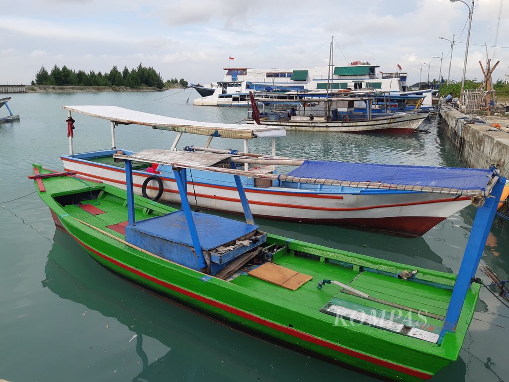 Kapal nelayan bersandar di salah dermaga nelayan di Pulau Pramuka, Kepulauan Seribu, DKI Jakarta, pada Rabu (16/6/2021). 