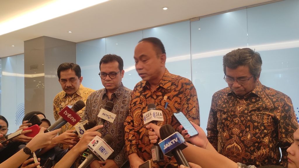 Menkominfo Budi Arie Setiadi didampingi Wamenkominfo Nezar Patria menjawab pertanyaan media, Jumat (19/4/2024), di kantor Kemenkominfo, Jakarta.