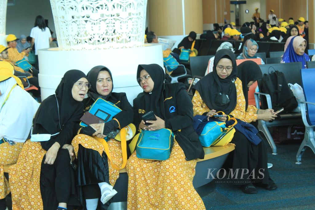 Pilgrims waiting for departure at the West Java International Airport Kertajati Terminal in Majalengka Regency, Sunday (6/8/2023). A total of 371 passengers depart for umrah using Cahaya Raudhah travel.