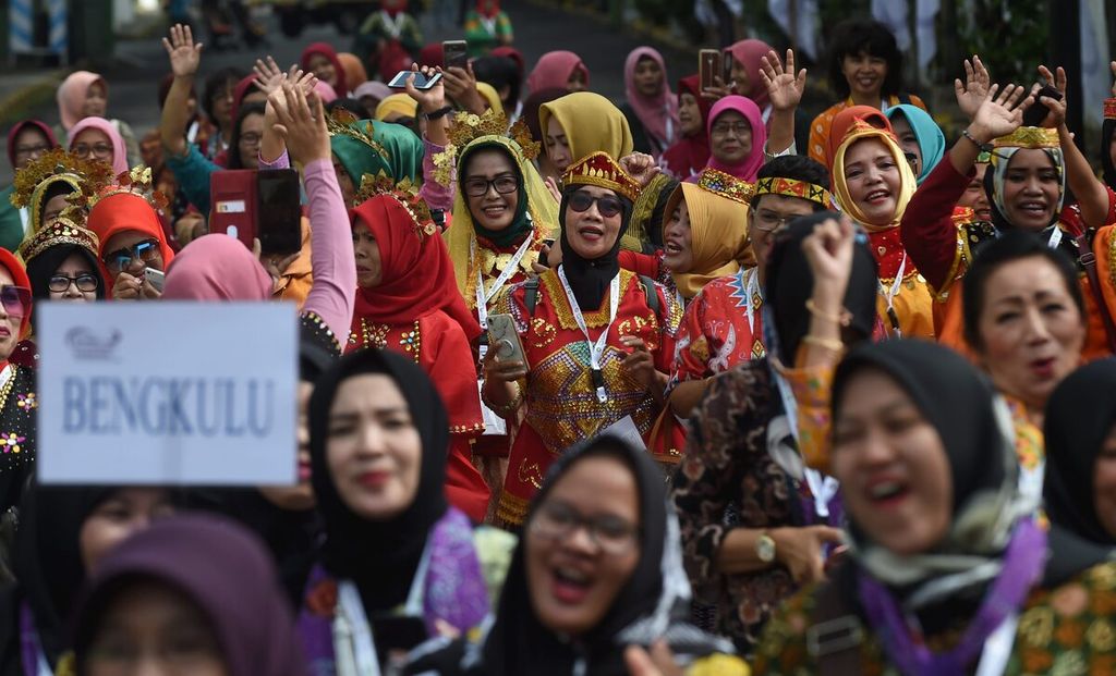 Anggota perwakilan daerah berpakaian adat Nusantara saat parade busana adat mengawali Festival Kepemimpinan Perempuan dan SDG's dan Kongres Nasional V di Asrama Haji Sukolilo, Surabaya, Jawa Timur, Kamis (20/2/2020). 