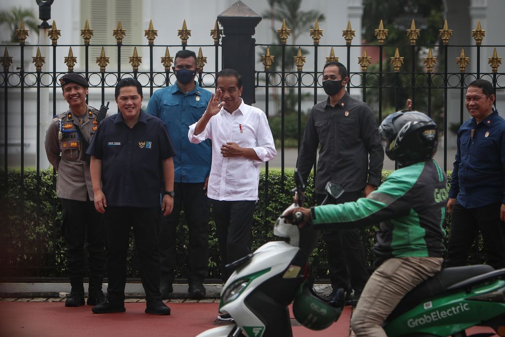 Presiden Joko Widodo (ketiga dari kanan) didampingi Menteri BUMN Erick Thohir (kedua dari kiri) meninjau pembagian paket sembako kepada pengemudi ojek daring di depan Istana Merdeka, Jakarta, Kamis (13/4/2023). 