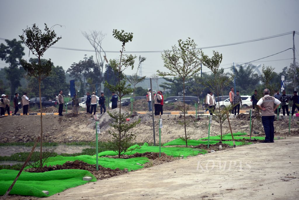 Proses penghijauan di sekitar proyek Stadion Madya yang digunakan untuk cabang olahraga atletik PON 2024 di Sport Centre Sumut di kawasan Desa Sena, Kabupaten Deli Serdang, Sumatera Utara, Kamis (7/3/2024).