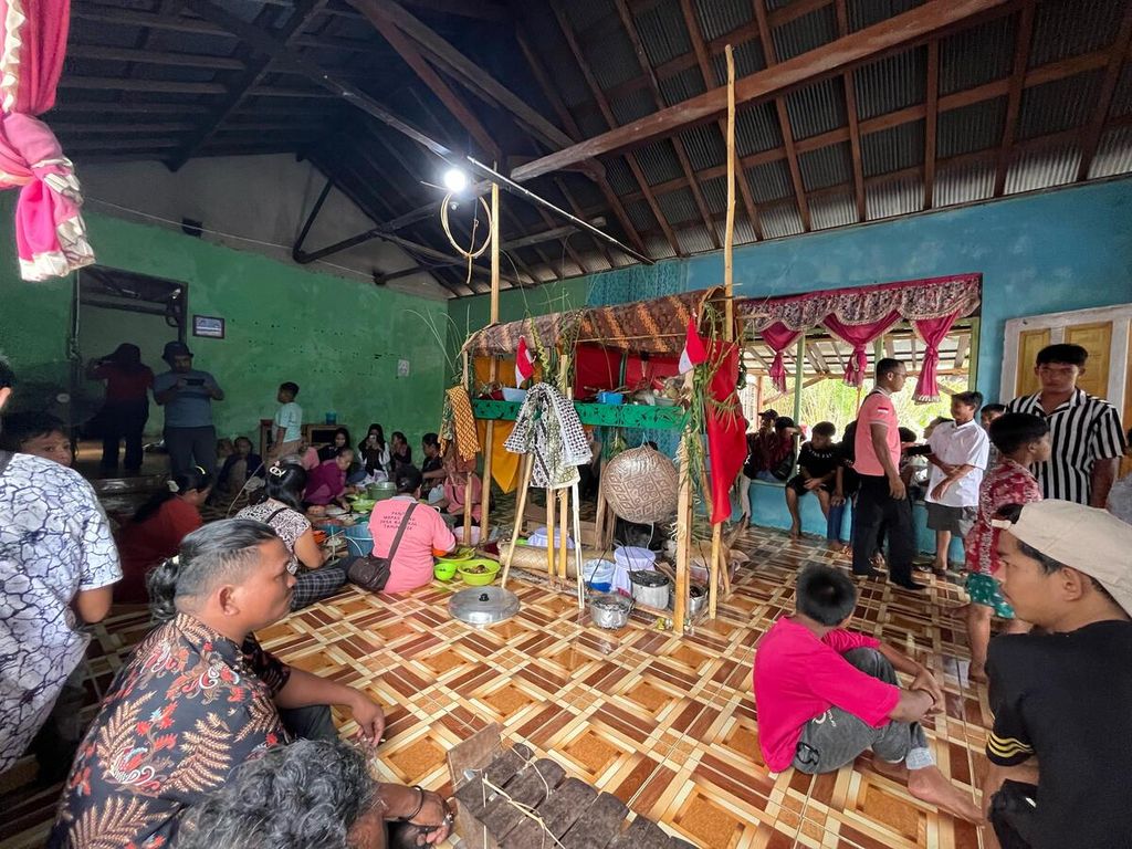 Tokoh adat dan warga Bangkal memenuhi lokasi ritual adat mamapas lewu yang dilaksanakan di Desa Bangkal, Kabupaten Seruyan, Kalimantan Tengah, Minggu (3/3/2024). Mamapas lewu dilaksanakan warga Bangkal untuk membersihkan desa dari petaka dan konflik.