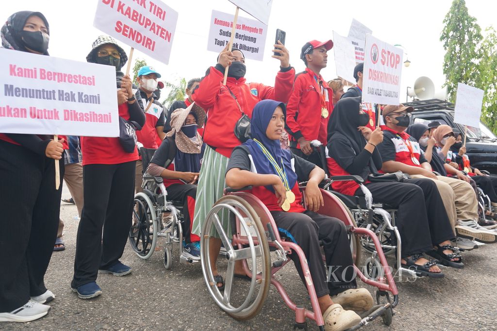 Atlet penyandang disabilitas di Kabupaten Batanghari berunjuk rasa, Senin (24/4/2024), di Kota Muara Bulian, menuntut bonus prestasi yang mandek cair selama 6 bulan.