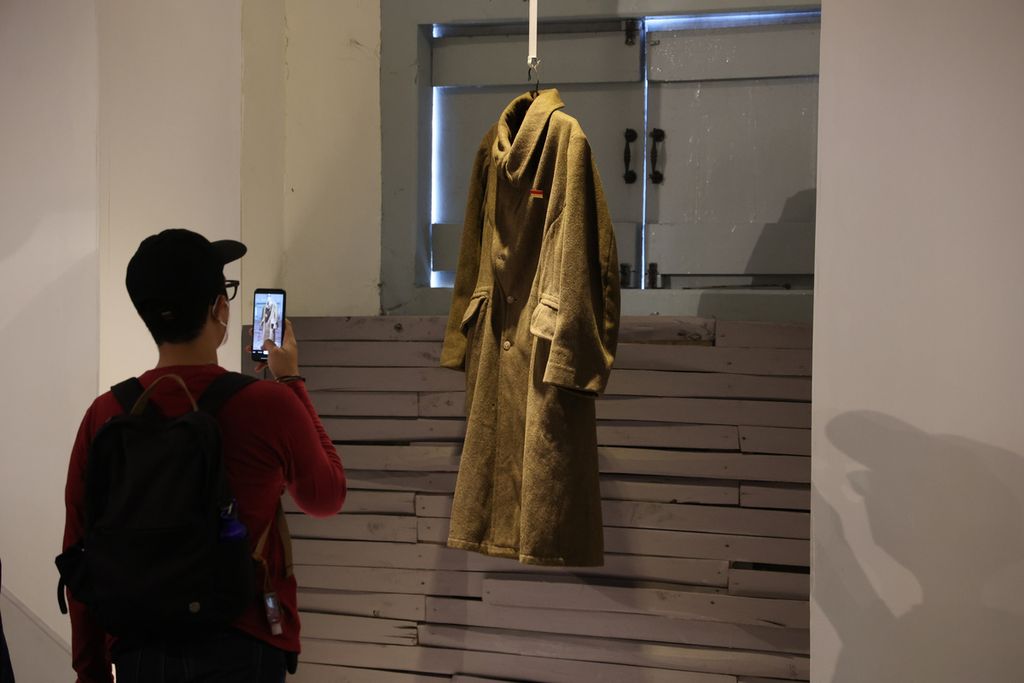Pengunjung melihat karya yang ditampilkan dalam pameran Daulat & Ikhtiar di Museum Benteng Vredeburg, Yogyakarta, Selasa (1/3/2022).  Pameran ini berlangsung hingga 30 Maret 2022.