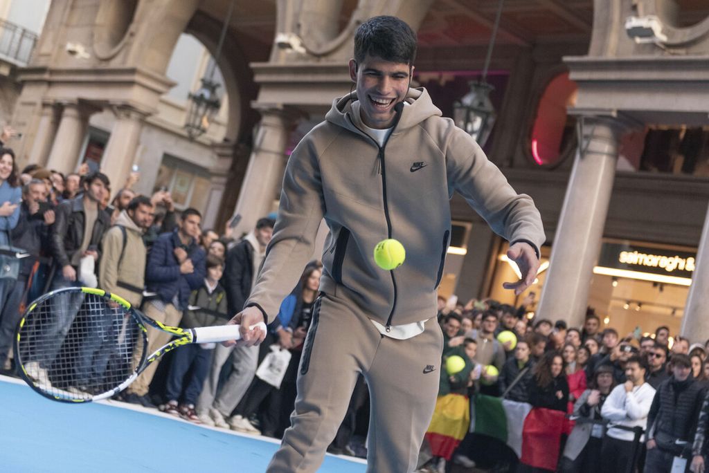 Carlos Alcaraz berpartisipasi dalam salah satu <i>event </i>sponsor menjelang Final ATP di Turin, Italia, Jumat (10/11/2023).