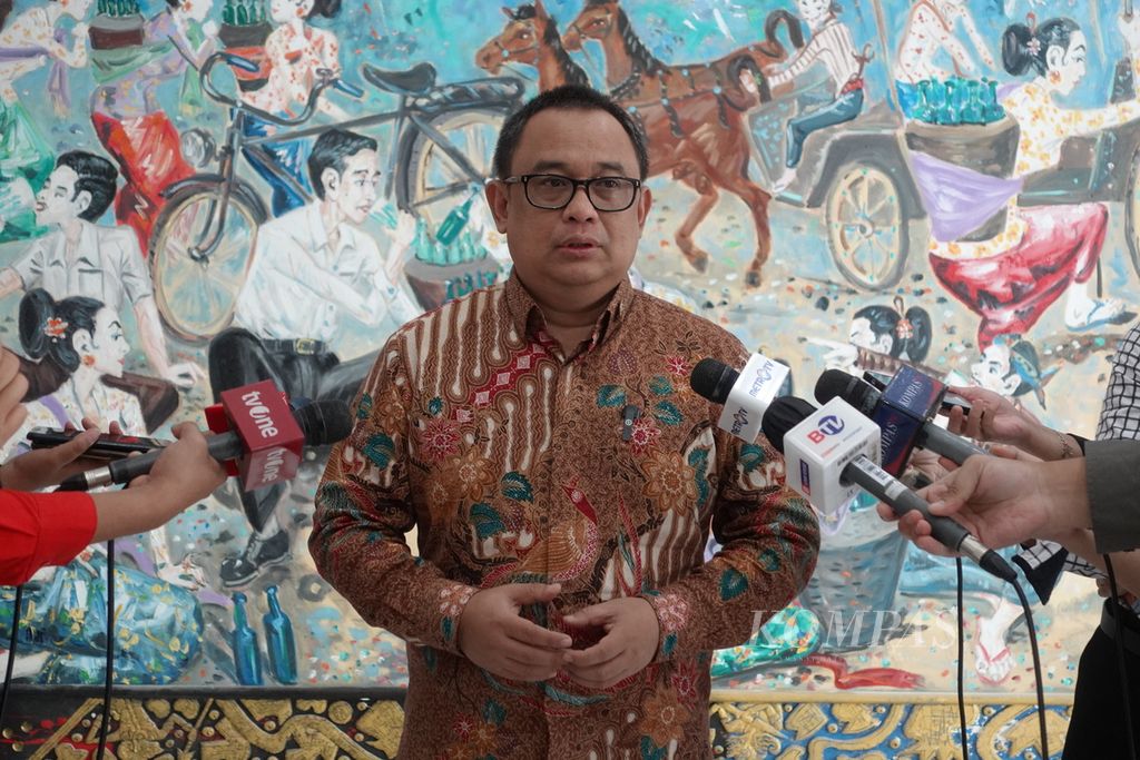Koordinator Staf Khusus Presiden Anak Agung Gde Ngurah Ari Dwipayana saat menjawab pertanyaan awak media di Kementerian Sekretariat Negara, Jakarta, Selasa (28/11/2023).