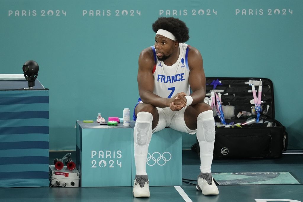 Pemain Perancis, Guerschon Yabusele, saat laga final Olimpiade Paris 2024 melawan Amerika Serikat di Bercy Arena, Paris, 10 Agustus 2024.