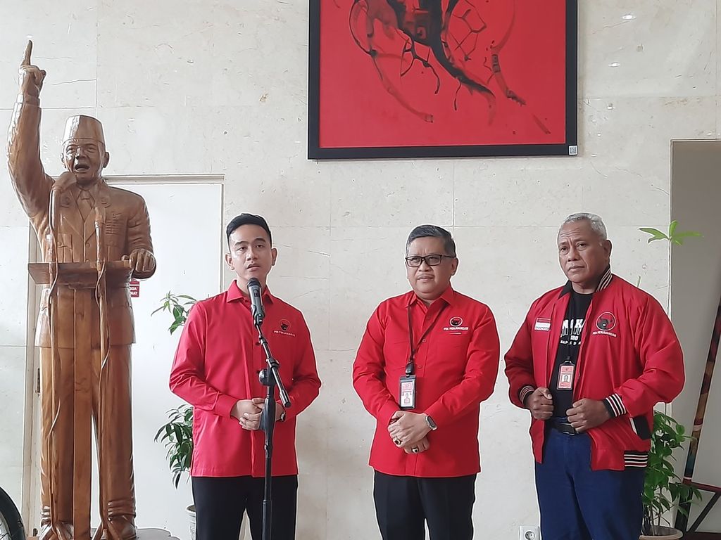 Wali Kota Surakarta Gibran Rakabuming Raka setelah bertemu dengan Sekjen  PDI-P Hasto Kristiyanto dan Ketua Bidang Kehormatan PDI-P Komarudin Watubun di  Jakarta, Senin (22/5/2023). 