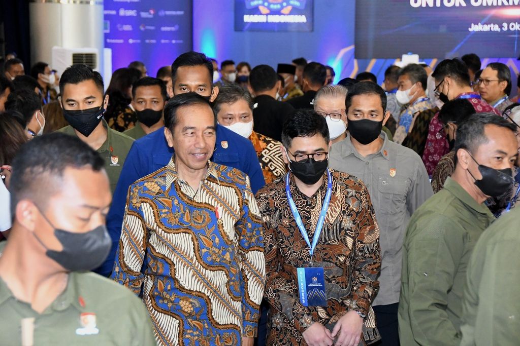 Presiden Joko Widodo berjalan berdampingan dengan Ketua Umum Kadin Indonesia Arsjad Rasjid usai meresmikan Gerakan Kemitraan Inklusif untuk UMKM Naik Kelas, Senin (3/10/2022), di Jakarta.