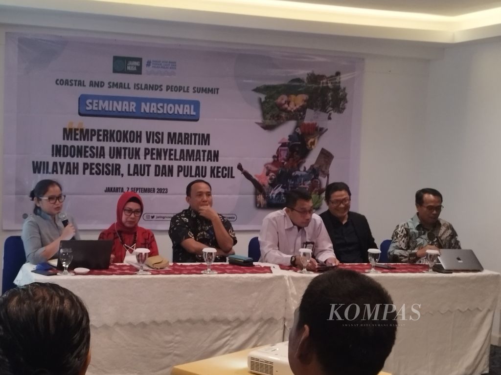 Para pembicara mengisi seminar nasional bertajuk Memperkokoh Visi Maritim Indonesia Untuk Penyelamatan Wilayah Pesisir, Laut dan Pulau Kecildalam Pertemuan Tahunan Jaring Nusa Kawasan Timur Indonesia (KTI) 2023, di Jakarta, Kamis (7/9/2023).