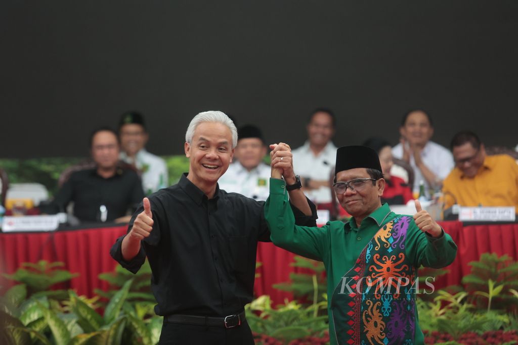 Pasangan bakal calon presiden dan wakil presiden Ganjar Pranowo dan Mahfud MD berpose usai pengumuman bakal cawapres di kantor DPP PDI Perjuangan, Jakarta, Rabu (18/10/2023). 