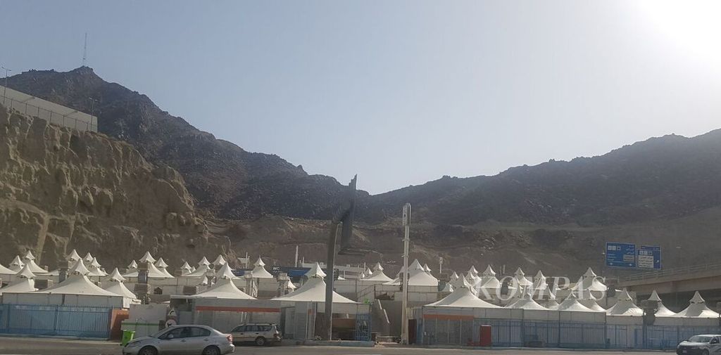 Suasana perkemahan untuk jemaah haji di Mina, Mekkah, Arab Saudi, Kamis (30/6/2022). Tenda dan fasilitas perkemahan ini tengah disiapkan untuk menyambut jemaah haji yang akan melakukan <i>mabit</i> (menginap) di Mina pada awal Juli 2022.