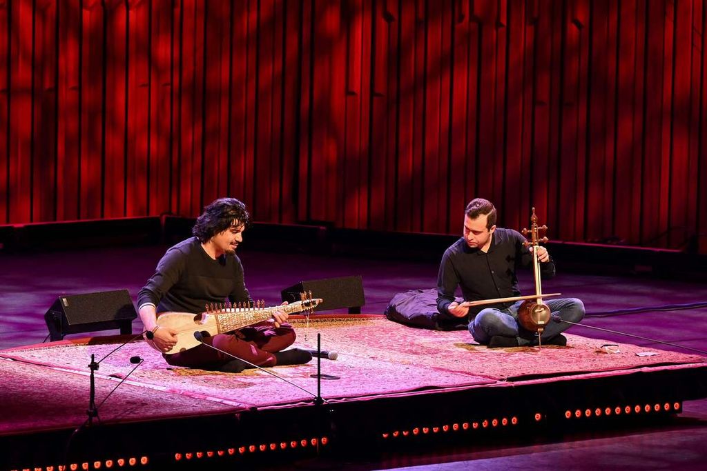 Seniman kelahiran Afghanistan Homayoun Sakhi (kiri) memainkan rubab bersama dengan Adib Rostami yang memainkan kamancheh pada cek suara di Barbican, London, Inggris, menjelang konser bertajuk 