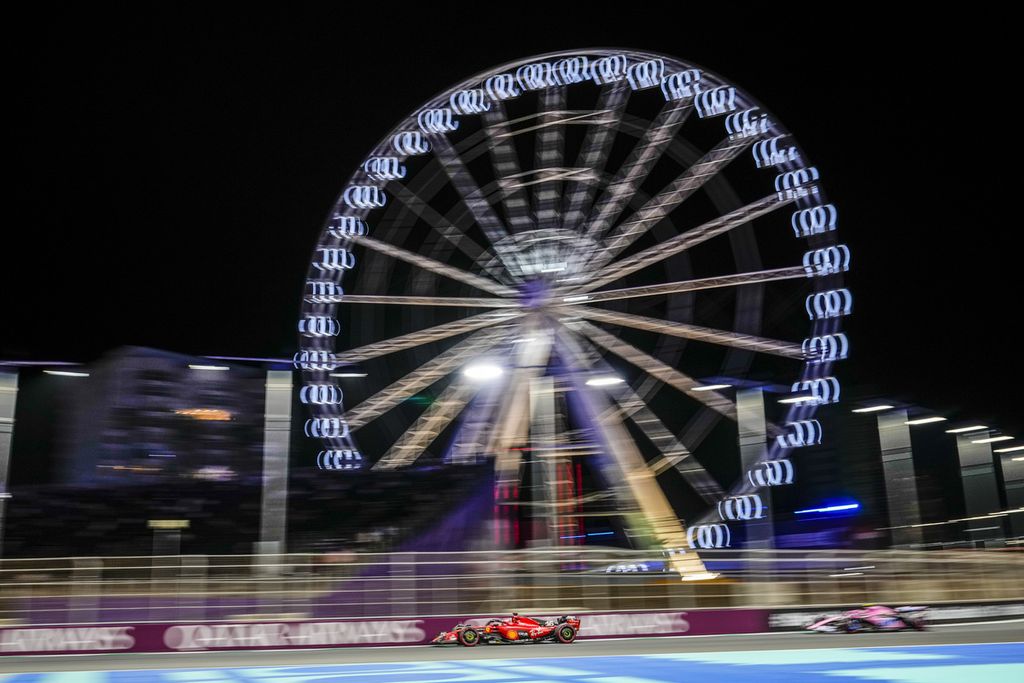 Pebalap Ferrari, Charles Leclerc, beraksi di balik kemudi dalam sesi kualifikasi Grand Prix seri Arab Saudi di Sirkuit Jeddah Corniche, Jeddah, Sabtu (18/3/2023). 
