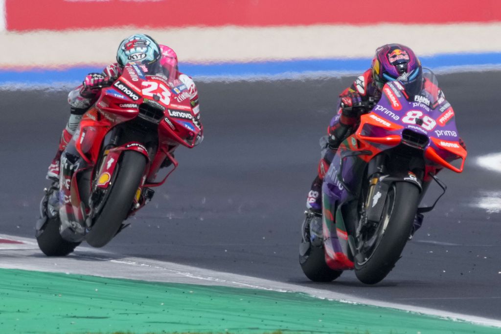 Pebalap tim Pramac Racing, Jorge Martin (kanan), memacu motornya dengan diikuti pebalap tim Ducati, Enea Bastianini, pada balapan utama MotoGP seri Emilia-Romagna di Sirkuit Marco-Simoncelli, di Misano Adriatico, Italia, Minggu (22/9/2024).