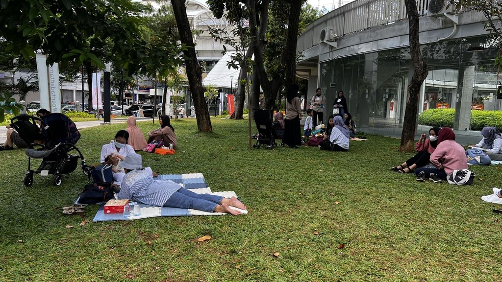 Sejumlah warga saat piknik di Taman Literasi Martha Christina Tiahahu, Melawai, Kecamatan Kebayoran Baru, Jakarta Selatan, Sabtu (17/12/2022).