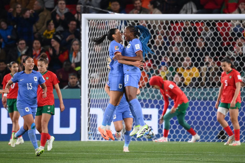 Permain Perancis, Kenza Dali (kiri) dan Kadidiatou Diani, merayakan gol yang dicetak Dali ke gawang Maroko di menit ke-20 pada laga 16 besar Piala Dunia Putri 2023 di Adelaide, Australia, Selasa (8/8/2023).  