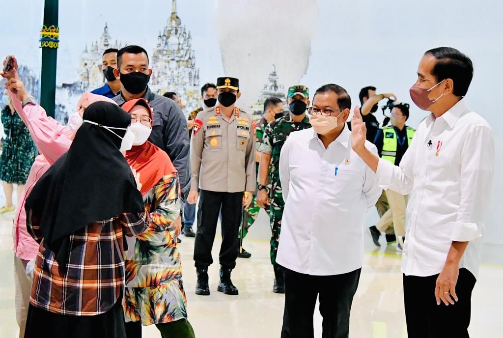 Presiden Joko Widodo mengunjungi Bandara Internasional Yogyakarta (YIA), Kabupaten Kulon Progo, DI Yogyakarta, di sela kunjungan kerjanya Rabu (30/3/2022). Presiden mengecek kesiapan bandara menerima arus mudik dan penerapan protokol kesehatan.
