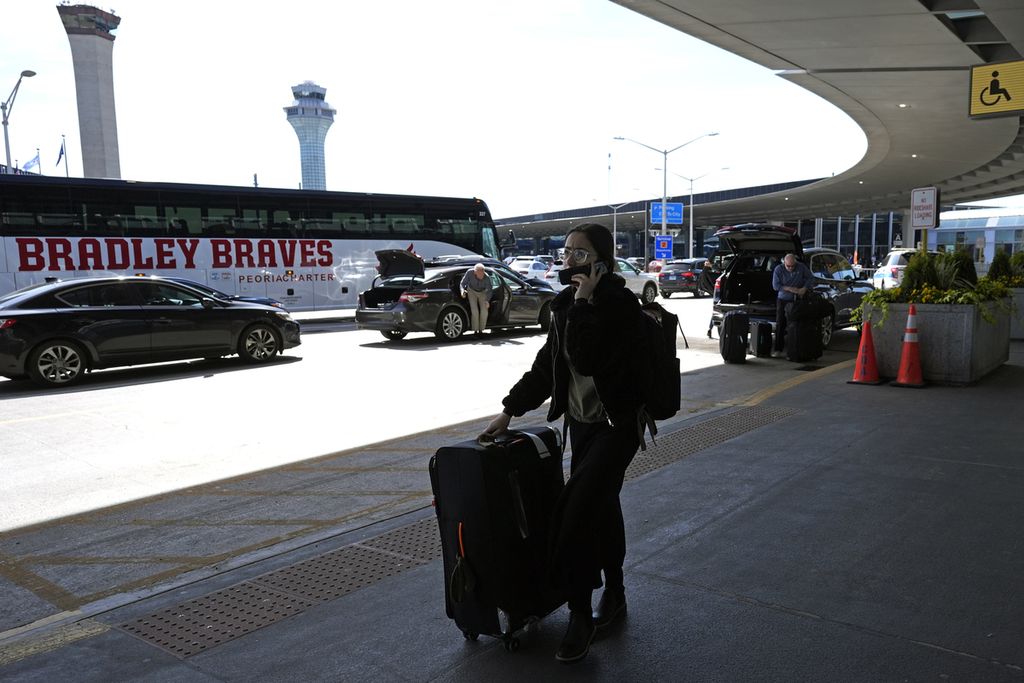 Seorang calon penumpang berjalan di Terminal 1 di Bandara Internasional O'Hare, Chicago, Illinois, Amerika Serikat, Senin (15/4/2024) waktu setempat.