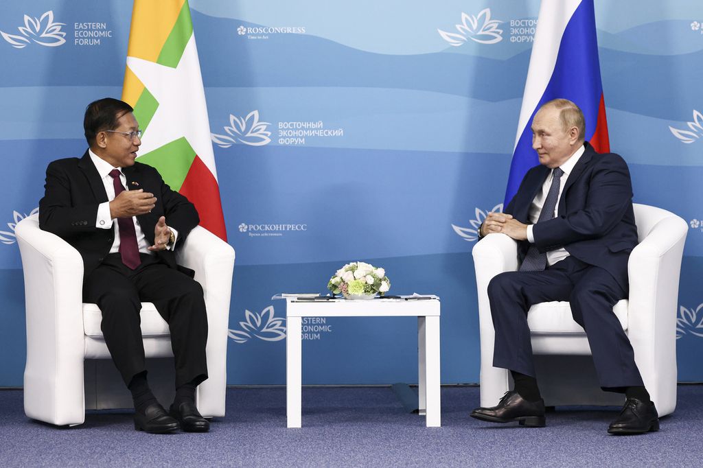 Pemimpin junta Myanmar Jenderal Senior Min Aung Hlaing (kiri) bertemu dengan Presiden Rusia Vladimir Putin di sela acara Eastern Economic Forum di Vladivostok, Rusia, 7 September 2022. 