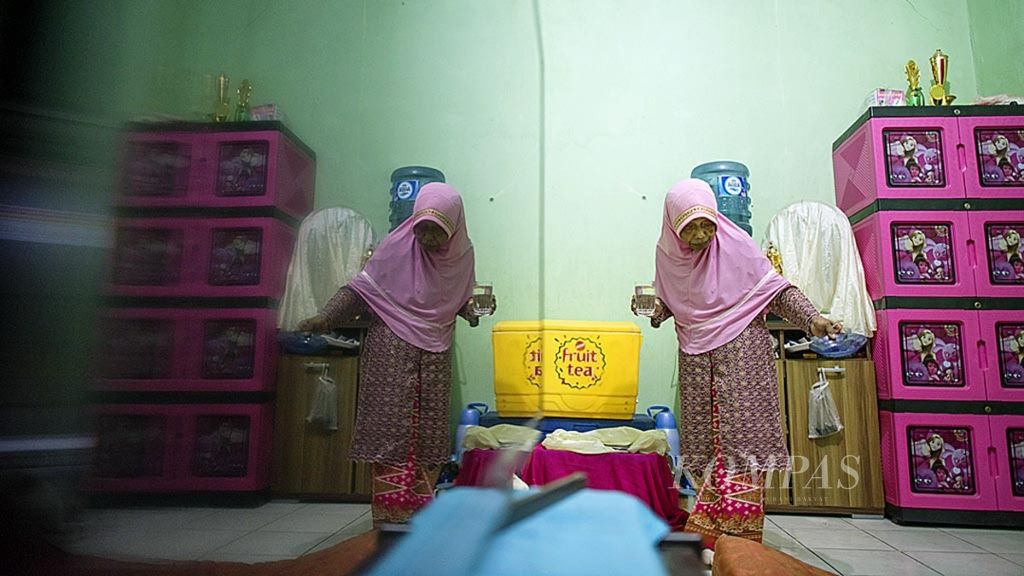 Aan Rohayati hidup sebatang kara dengan mengontrak rumah di dekat kampus Universitas Indonesia, Kukusan, Depok, Jawa Barat, Jumat (8/9). Aan adalah salah satu penerima sumbangan melalui urun daya (<i>crowd funding</i>) secara daring yang hasil dananya digunakan untuk menyewa rumah. 