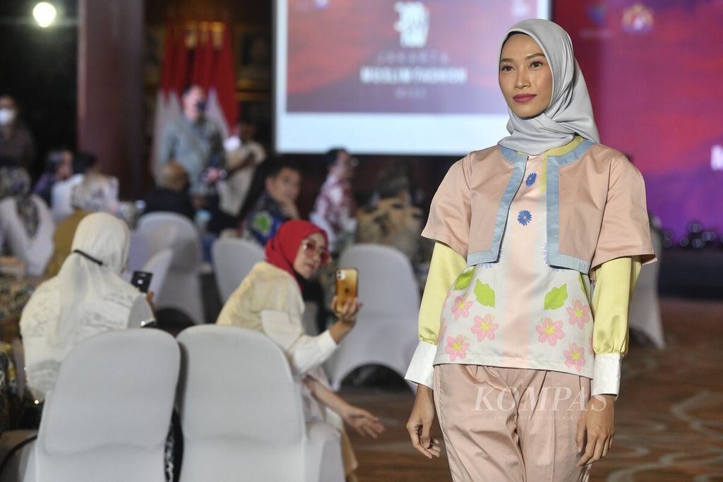 Sejumlah kreasi busana ditampilkan saat <i>kick off </i>Jakarta Muslim Fashion Week 2023 di Kementerian Perdagangan, Jakarta, Rabu (12/10/2022). Warna <i>peach fuzz</i> atau <i>peach</i> menjadi tren warna pada 2024.