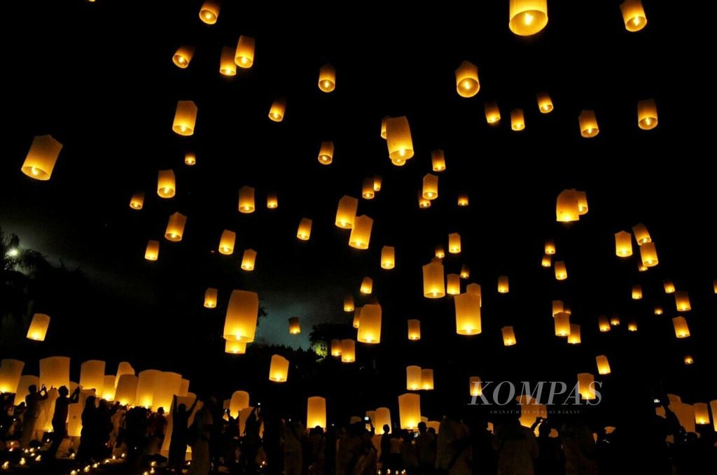 Umat Buddha beserta wisatawan menyalakan lampion dan lentera saat perayaan Waisak di Candi Borobudur, Kabupaten Magelang, Jawa Tengah, Sabtu (22/5/2016).