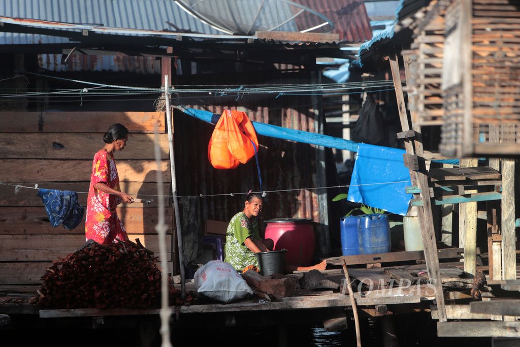 Aktivitas Ibu-ibu di Kampung Bajo Torosiaje, Kecamatan Popayato, Kabupaten Pohuwato, Provinsi Gorontalo, Sabtu (16/7/2022). Selain mengerjakan urusan domestik seperti mengasuh anak dan urusan rumah lainnya, perempuan Bajo juga ikut mencari nafkah dengan mencari teripang pada malam hari. 