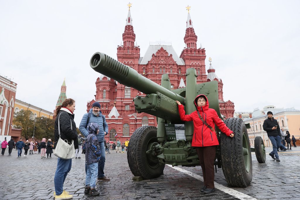 Pengunjung berfoto di depan senjata berat howitzer ML-20 era Soviet di museum interaktif terbuka di Lapangan Merah, Moskwa, Rusia, 5 November 2023, memperingati pasukan Rusia melawan tentara Nazi Jerman pada Perang Dunia II. 