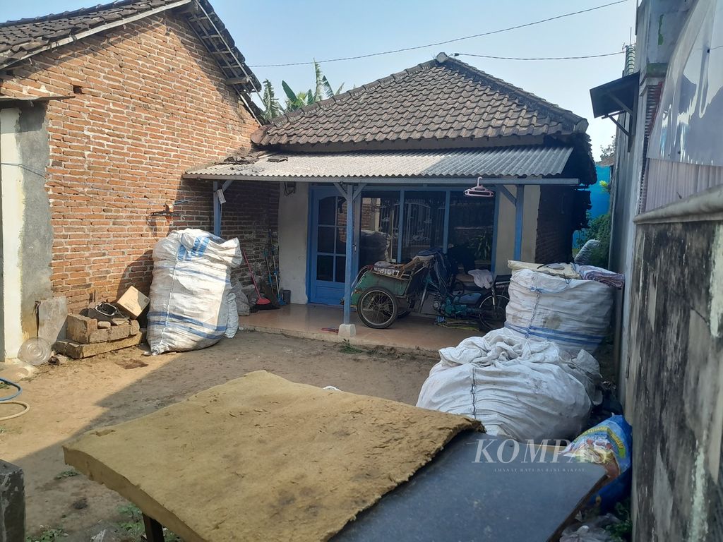 Rumah keluarga DN (7), korban penganiayaan oleh keluarga, di Kelurahan Buring, Kecamatan Kedungkandang, Kota Malang, Jawa Timur, tampak sepi, Sabtu (14/10/2023)