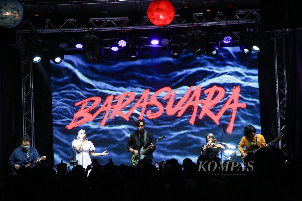 Aksi panggung Barasuara dalam Kompasfest 2022 Presented by BNI bertajuk "Freedom" di M Bloc Space, Jakarta, Sabtu (20/8/2022) malam. Dua grup band asal Jakarta, Barasuara dan TheOvertunes, menjadi suguhan penutup Kompasfest 2022.