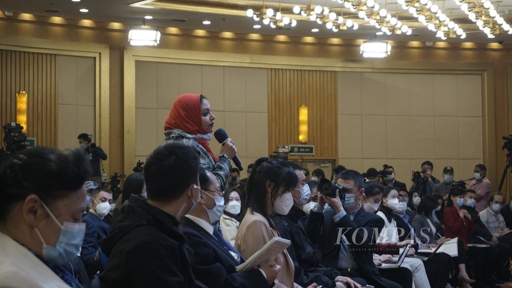 Jurnalis asal Mesir menyampaikan pertanyaan dalam konferensi pers perdana Menteri Luar Negeri China Qin Gang, di Beijing, China, Selasa (7/3/2023). Di China, pertanyaan yang diajukan dalam konferensi pers sudah dikumpulkan terlebih dahulu sejak jauh hari.