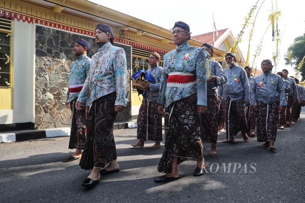 Bendoro Pangeran Haryo Kusumo Kuntonugroho (tengah), putra bungsu KGPAA Paku Alam X, berjalan keluar dari Pura Pakualaman, Yogyakarta, menuju Masjid Besar Pakualaman untuk melangsungkan upacara akad nikah dengan Laily Annisa Kusumastuti, Rabu (10/1/2024).