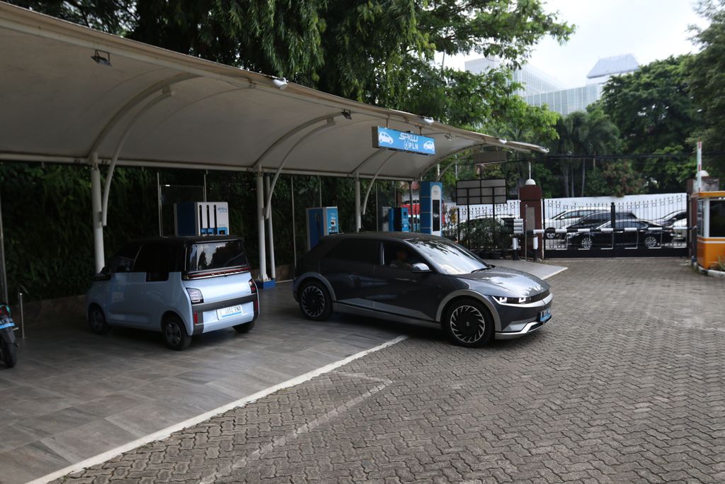 Sebuah mobil listrik bersiap mengisi listrik di Stasiun Pengisian Kendaraan Listrik Umum (SPLKU) PLN Distribusi Jakarta Raya, Gambir, Jakarta Pusat, Kamis (6/10/2022). Menurut data International Agency (IEA), penjualan kendaraan listrik di dunia mencapai 13,09 juta unit pada 2021. Di Indonesia, 23.000 kendaraan listrik telah terdaftar. 