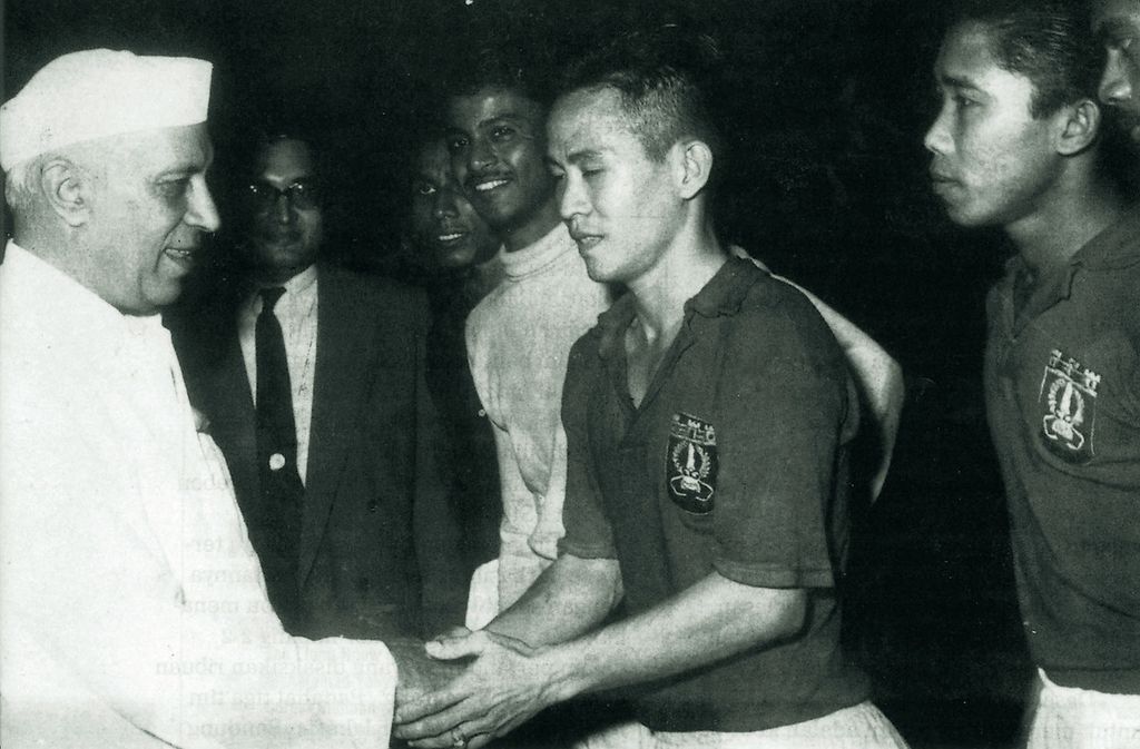 Tan Liong Houw (kanan) menjabat tangan Perdana Menteri India J Nehru saat membela timnas di Asian Games I di India pada tahun 1951.