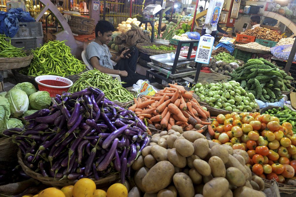 Penjual sayuran menanti pembeli di pasar Hyderabad, India, Kamis (19/5/2022). 