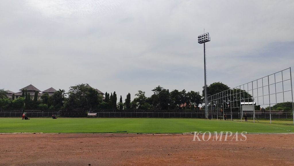 Lapangan Stadion I Gusti Ngurah Rai, Kota Denpasar, Rabu (29/3/2023), masih dipersiapkan untuk menyambut pelaksanaan Piala Dunia U-20. Terdapat lima stadion di Bali yang disiapkan untuk penyelenggaraan Piala Dunia U-20, termasuk Stadion I Gusti Ngurah Rai.