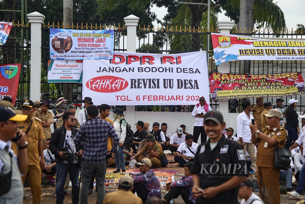 Berbagai spanduk tuntutan revisi Undang-Undang (UU) Desa terpasang di pagar Kompleks Parlemen, Jakarta, Rabu (31/1/2024). Asosiasi Pemerintah Desa Seluruh Indonesia (Apdesi) menuntut pengesahan revisi Undang-Undang Nomor 6 Tahun 2014 tentang Desa. 