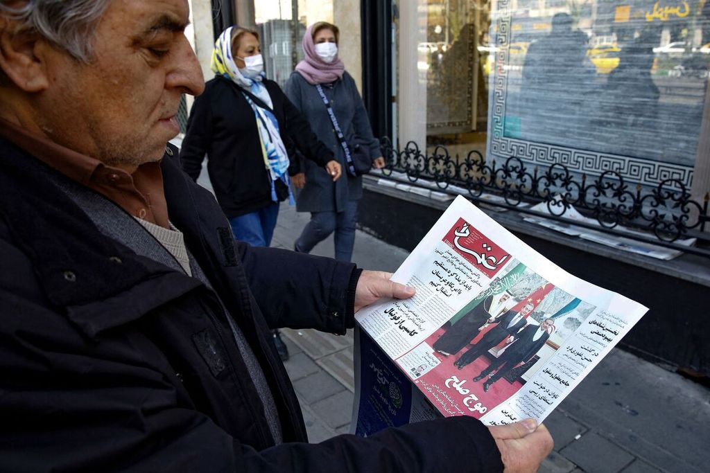 Seorang pria di Teheran tengah membaca koran yang menempatkan rekonsiliasi Iran-Arab Saudi yang dimediasi China sebagai berita utama, Sabtu (11/3/2023).