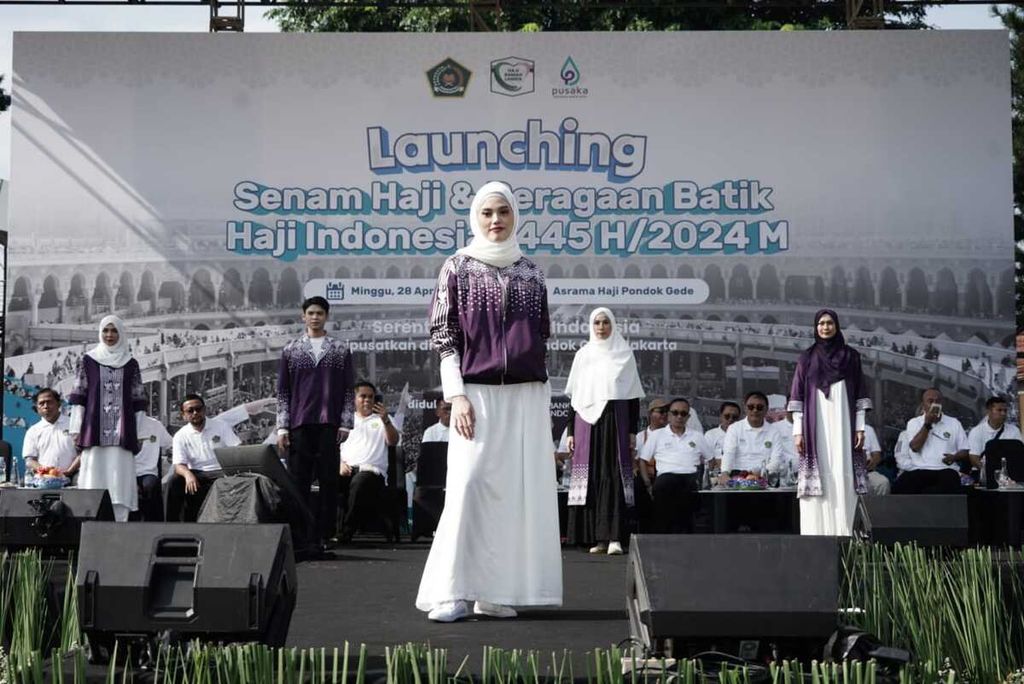 Peluncuran dan peragaan batik haji Indonesia di Asrama Haji Pondokgede, Jakarta, Minggu (28/4/2024). 