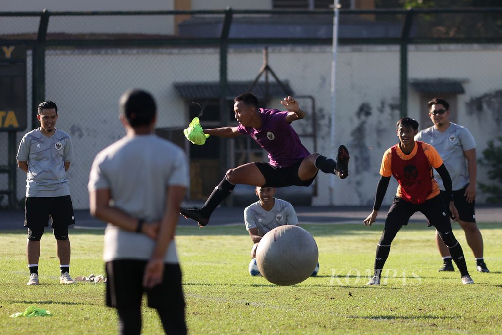 Tim U-16 Indonesia berlatih di lapangan Universitas Negeri Yogyakarta, Daerah Istimewa Yogyakarta, Jumat (5/8/2022). Latihan itu bagian dari persiapan menghadapi Vietnam pada laga turnamen sepak bola Piala AFF U-16 2022, Sabtu (6/8/2022). 