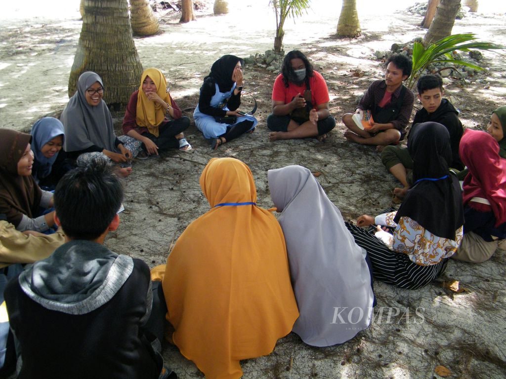 Para penulis Bengkulu melakukan diskusi pembetukan forum penulis muda di Pulau Tikus, serangkaian dengan Bengkulu Writers Festival, 13-15 September 2019.