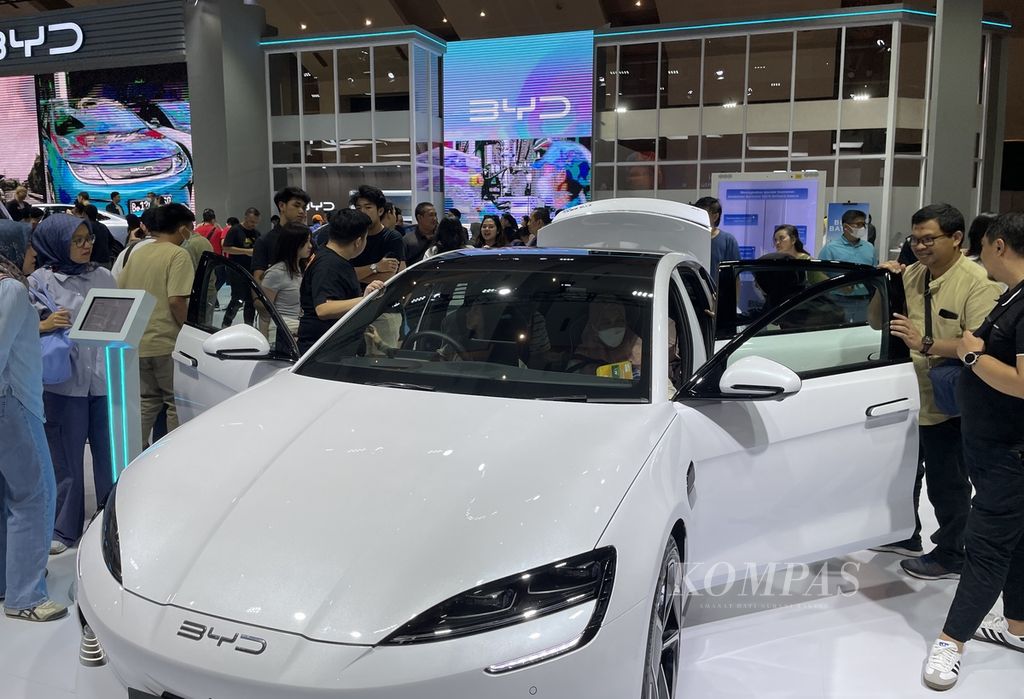 Pengunjung memenuhi anjungan jenama BYD di ajang pameran Indonesia International Motor Show 2024 di Jakarta International Expo, Kemayoran, Jakarta, pada Sabtu (24/2/2024). BYD adalah merek asal China yang khusus menjual mobil listrik.