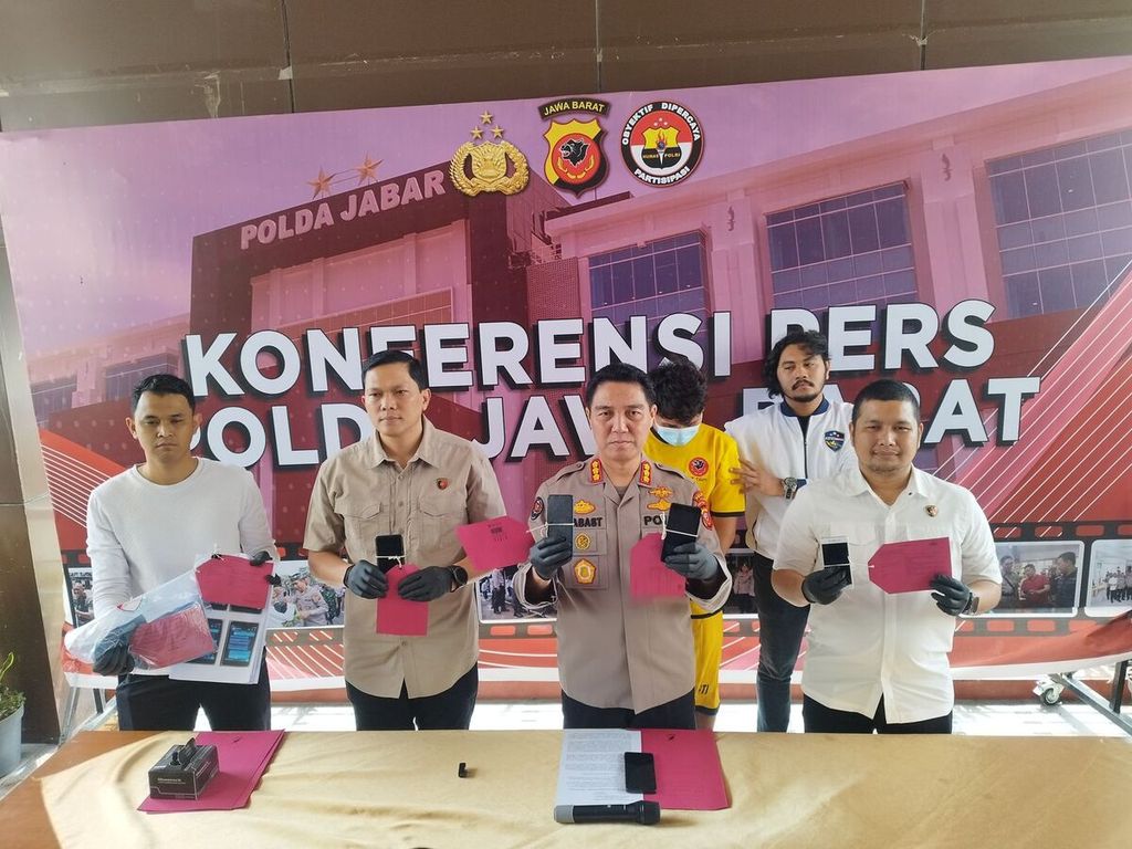 Press conference on the sexual harassment case committed by YPS at the West Java Regional Police Headquarters in Bandung, Wednesday (1/5/2024). The perpetrator committed the act against a 13-year-old child.