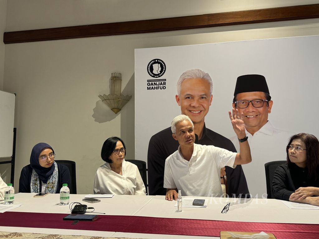 Calon presiden Ganjar Pranowo menerima perwakilan Koalisi Perempuan Penyelamat Demokrasi dan Hak Asasi Manusia, Sabtu (3/2/2024)  di Jakarta.  
