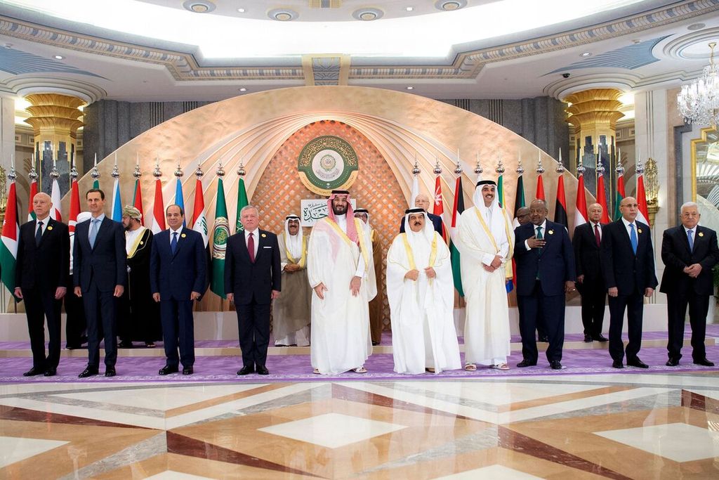 Foto bersama yang dirilis oleh Istana Kerajaan  Arab Saudi per 19 Mei 2023 menampilkan para pemimpin Liga Arab di RIyadh, Arab Saudi. (Photo by Bandar AL-JALOUD / Saudi Royal Palace / AFP) 