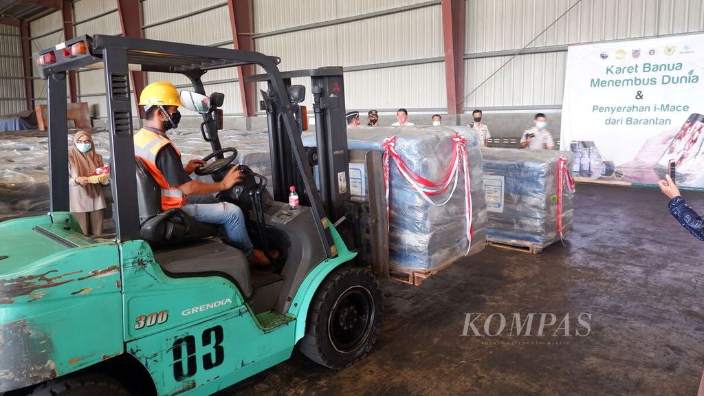 Sebanyak 160 boks atau 10 kontainer karet diekspor dari Kalimantan Selatan ke India, Senin (31/8/2020). Karet setengah jadi dengan volume sekitar 200 ton itu diekspor dari gudang PT Bumi Asri Pasaman di Kecamatan Kertak Hanyar, Kabupaten Banjar. 