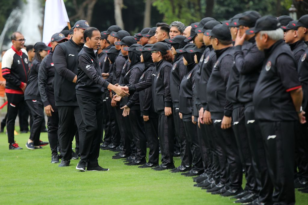 Presiden Joko Widodo bersalaman dengan anggota kontingen Asian Games 2022 di halaman Istana Merdeka, Jakarta, Selasa (19/9/2023). Indonesia mengirimkan 413 atlet yang akan tampil di 30 cabang olahraga Asian Games yang akan digelar di Hangzhou, China, 23 September-8 Oktober 2023. 