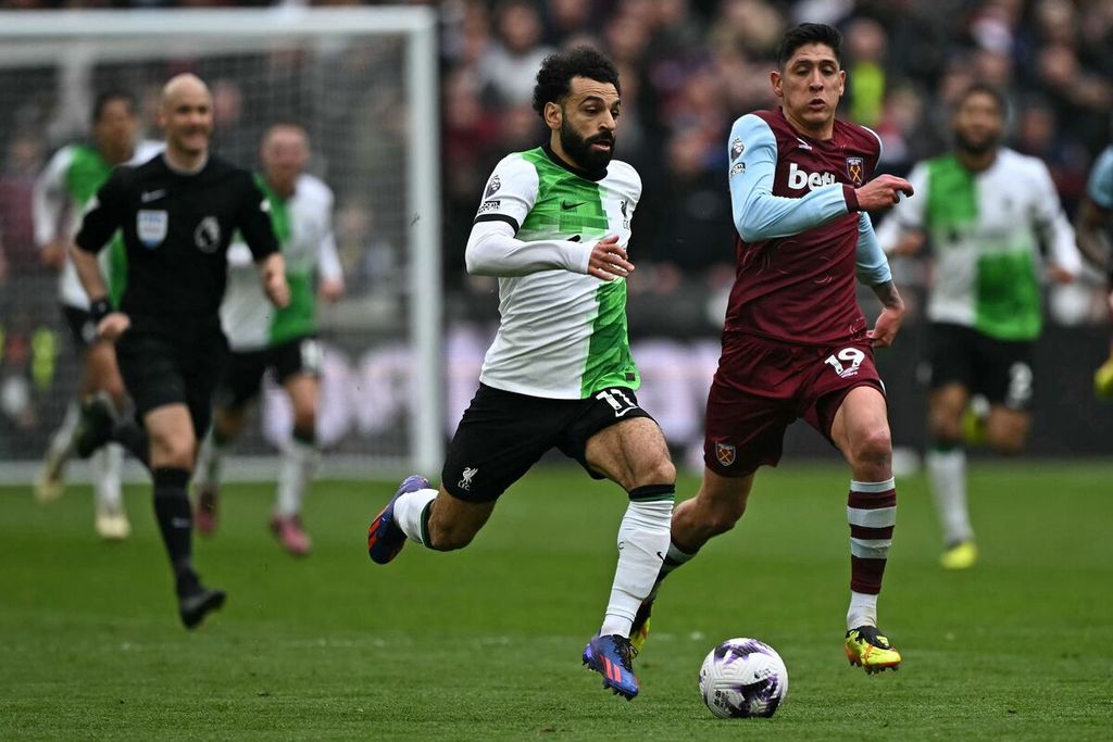 Liverpool player, Mohamed Salah, dribbles the ball during the English Premier League match between West Ham United and Liverpool at London Stadium, London, on Saturday (27/4/2024). Liverpool will host Tottenham Hotspur in the continuing English Premier League match at Anfield Stadium, Liverpool on Sunday (5/5/2024).